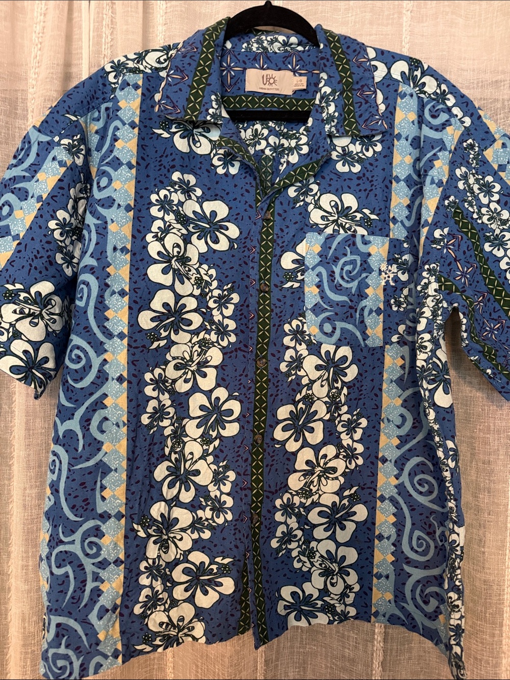 Urban Outfitters men’s Blue Hawaian Floral Short-Sleeve Button-Up Shirt large